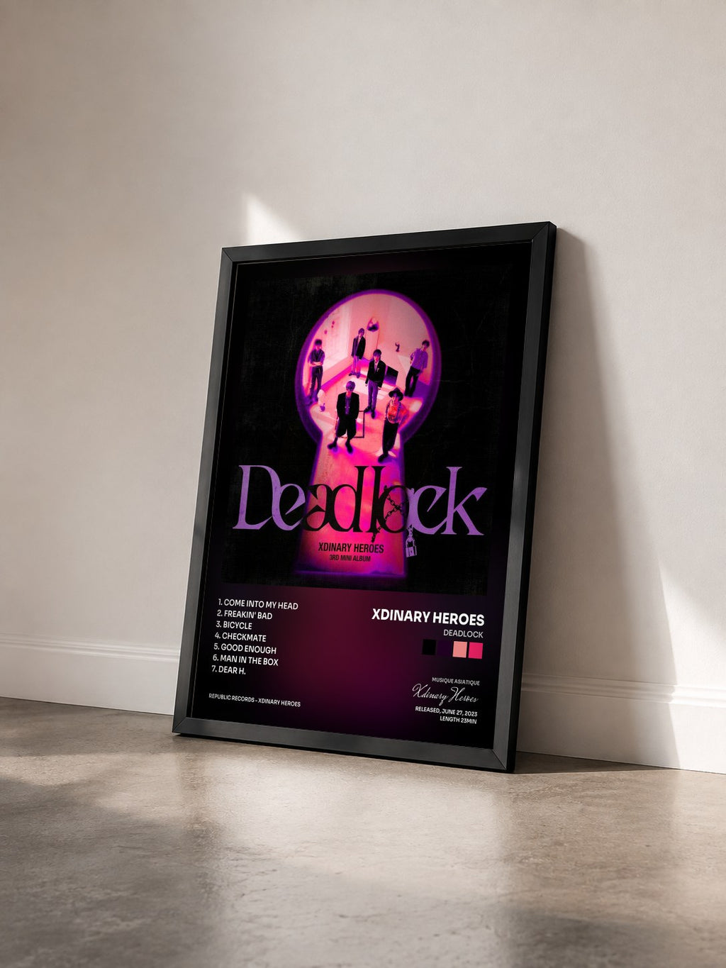 #noir Tableau de l'album Deadlock de Xdinary Heroes vu de trois quarts, cadre noir