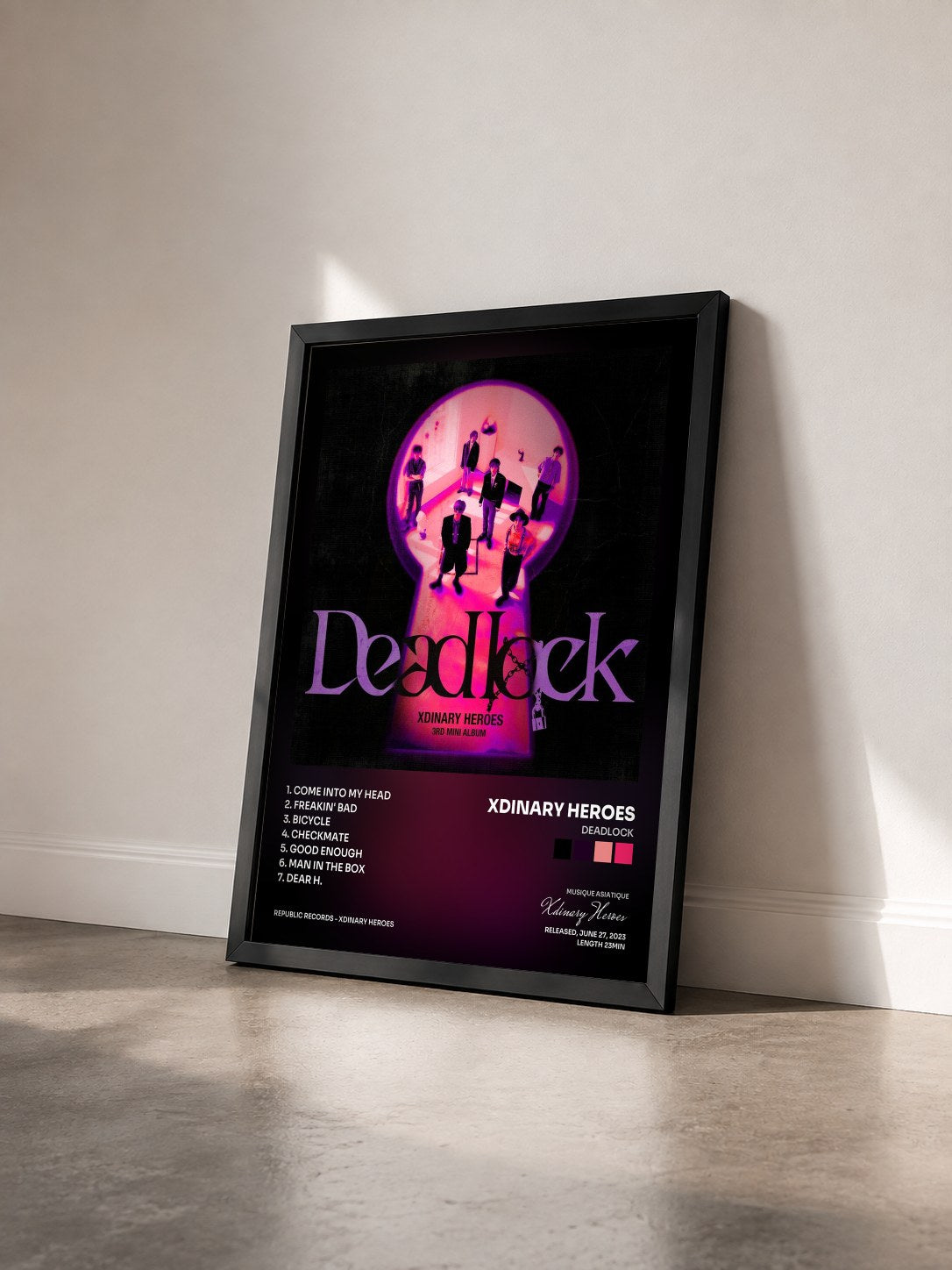 #noir Tableau de l'album Deadlock de Xdinary Heroes vu de trois quarts, cadre noir