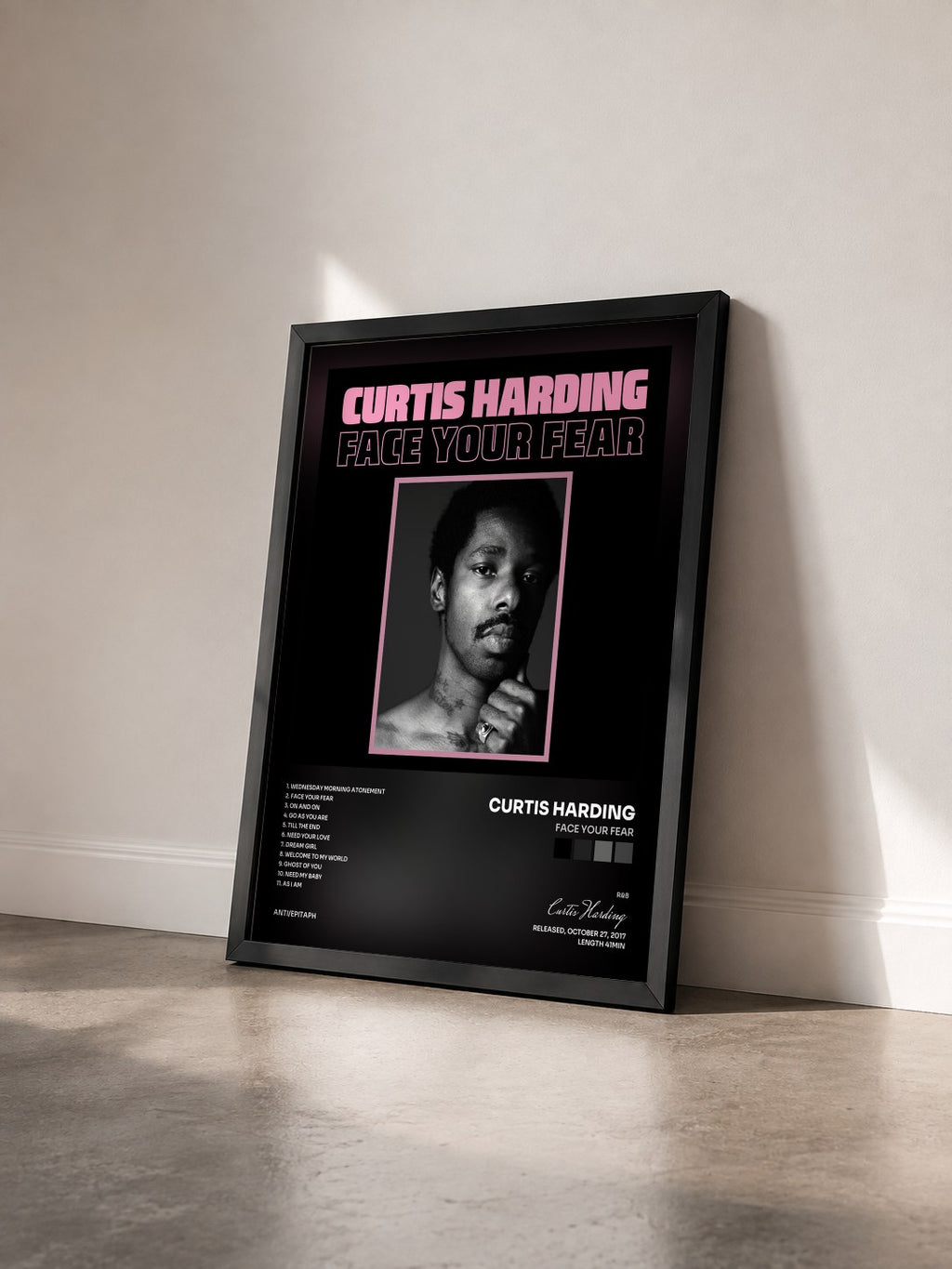 #noir Tableau de l'album Face Your Fear de Curtis Harding vu de trois quarts, cadre noir