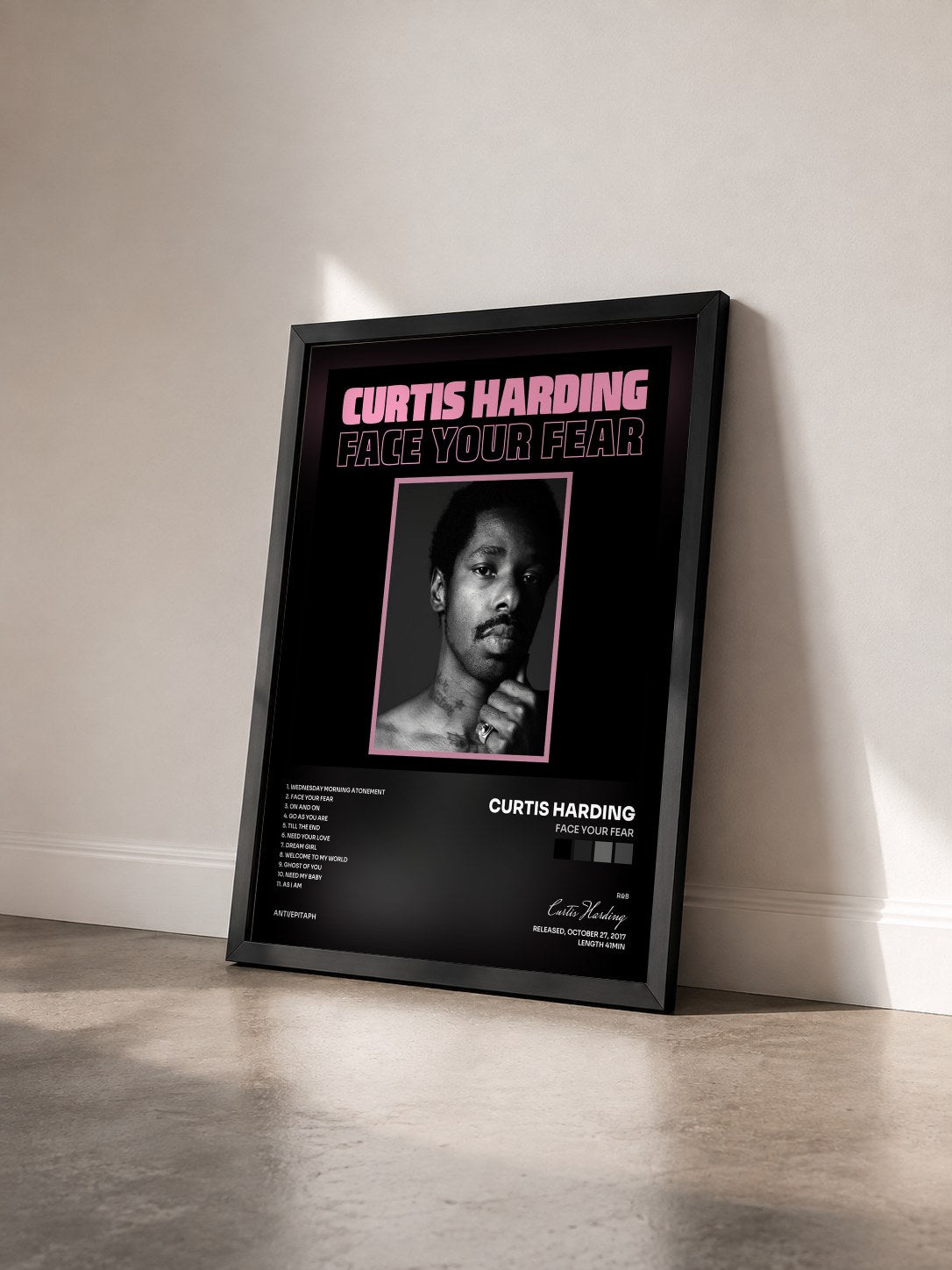 #noir Tableau de l'album Face Your Fear de Curtis Harding vu de trois quarts, cadre noir