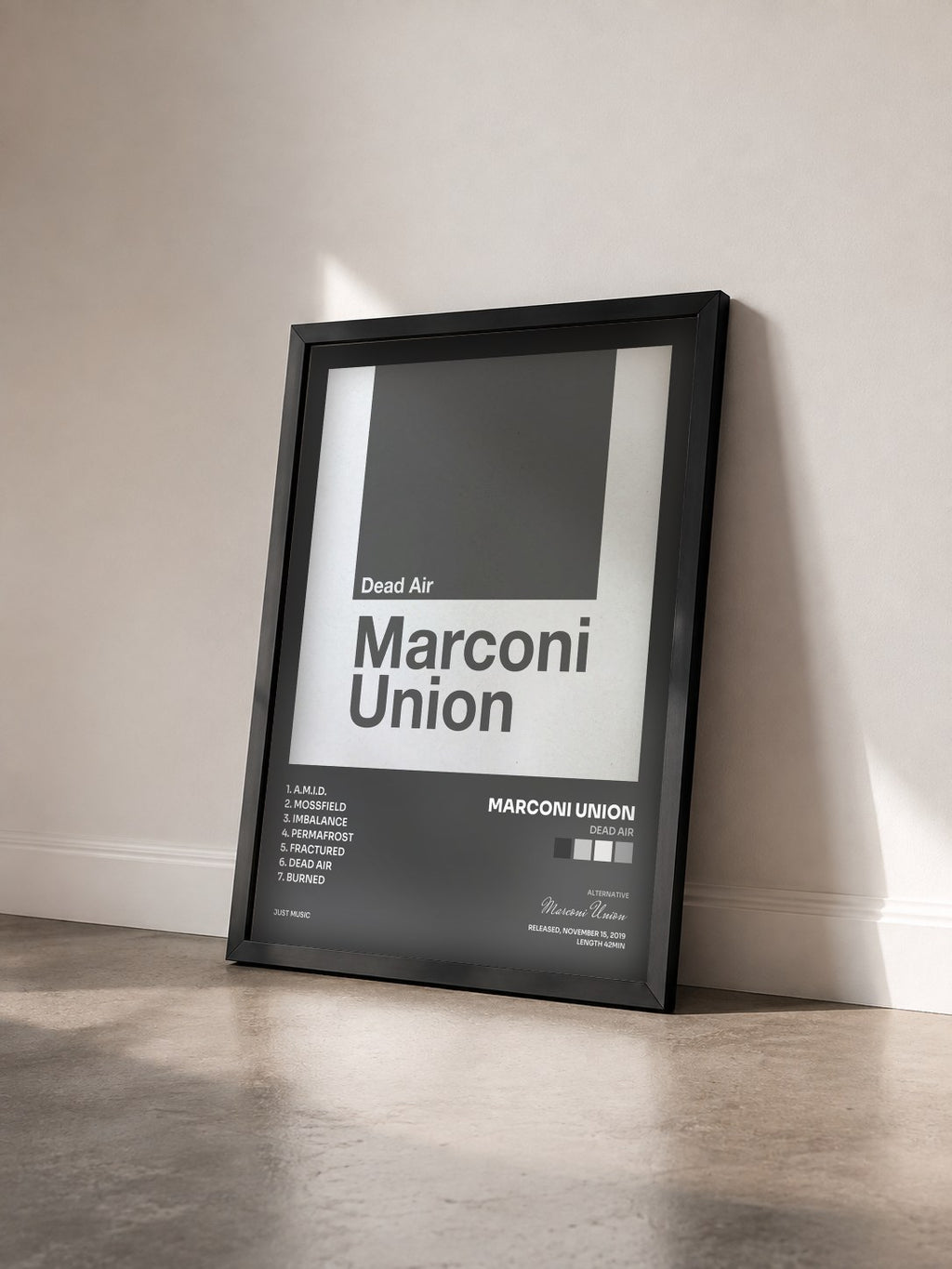 #noir Tableau de l'album Dead Air de Marconi Union vu de trois quarts, cadre noir