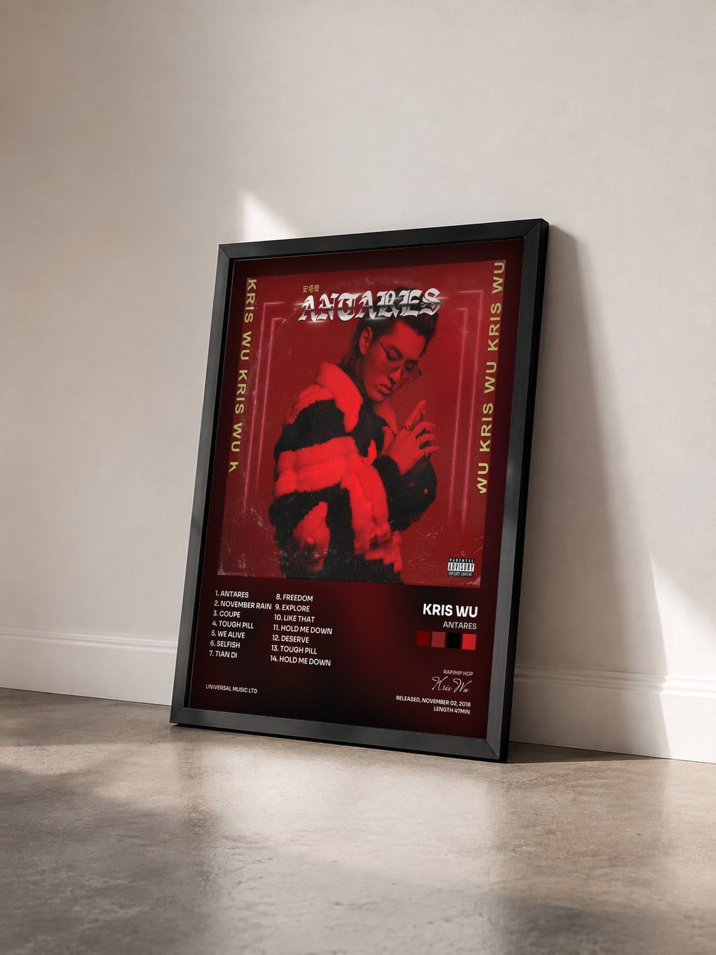 #noir Tableau de l'album Antares de Kris Wu vu de trois quarts, cadre noir