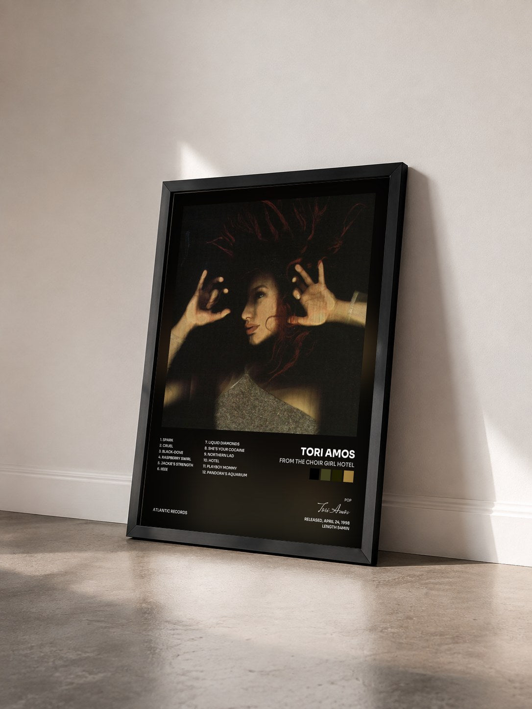 #noir Tableau de l'album From the Choir Girl Hotel de Tori Amos vu de trois quarts, cadre noir