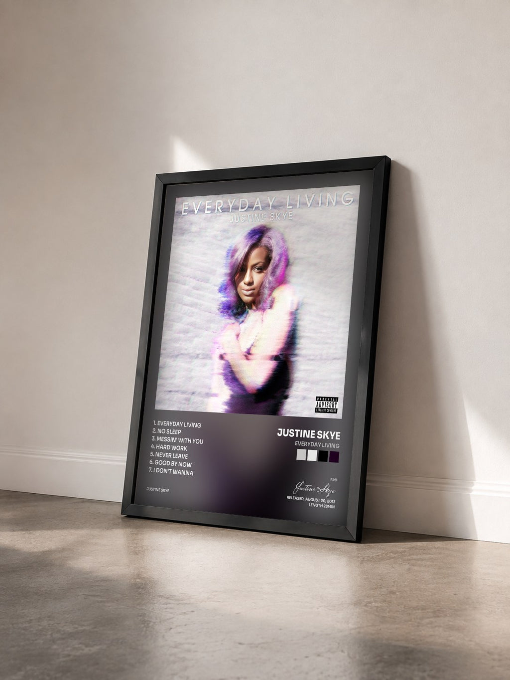 #noir Tableau de l'album Everyday Living de Justine Skye vu de trois quarts, cadre noir