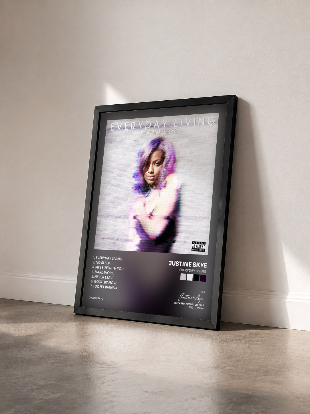 #noir Tableau de l'album Everyday Living de Justine Skye vu de trois quarts, cadre noir