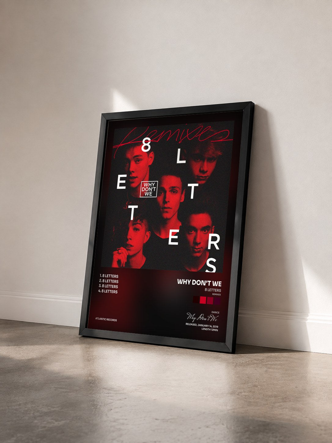 #noir Tableau de l'album 8 Letters (Remixes) de Why Don't We vu de trois quarts, cadre noir