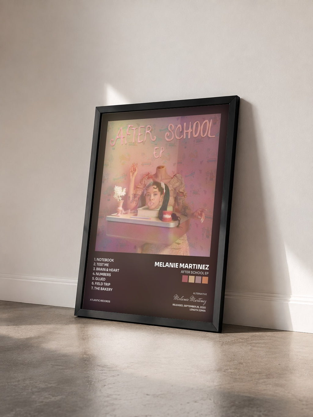 #noir Tableau de l'album After School EP de Melanie Martinez vu de trois quarts, cadre noir