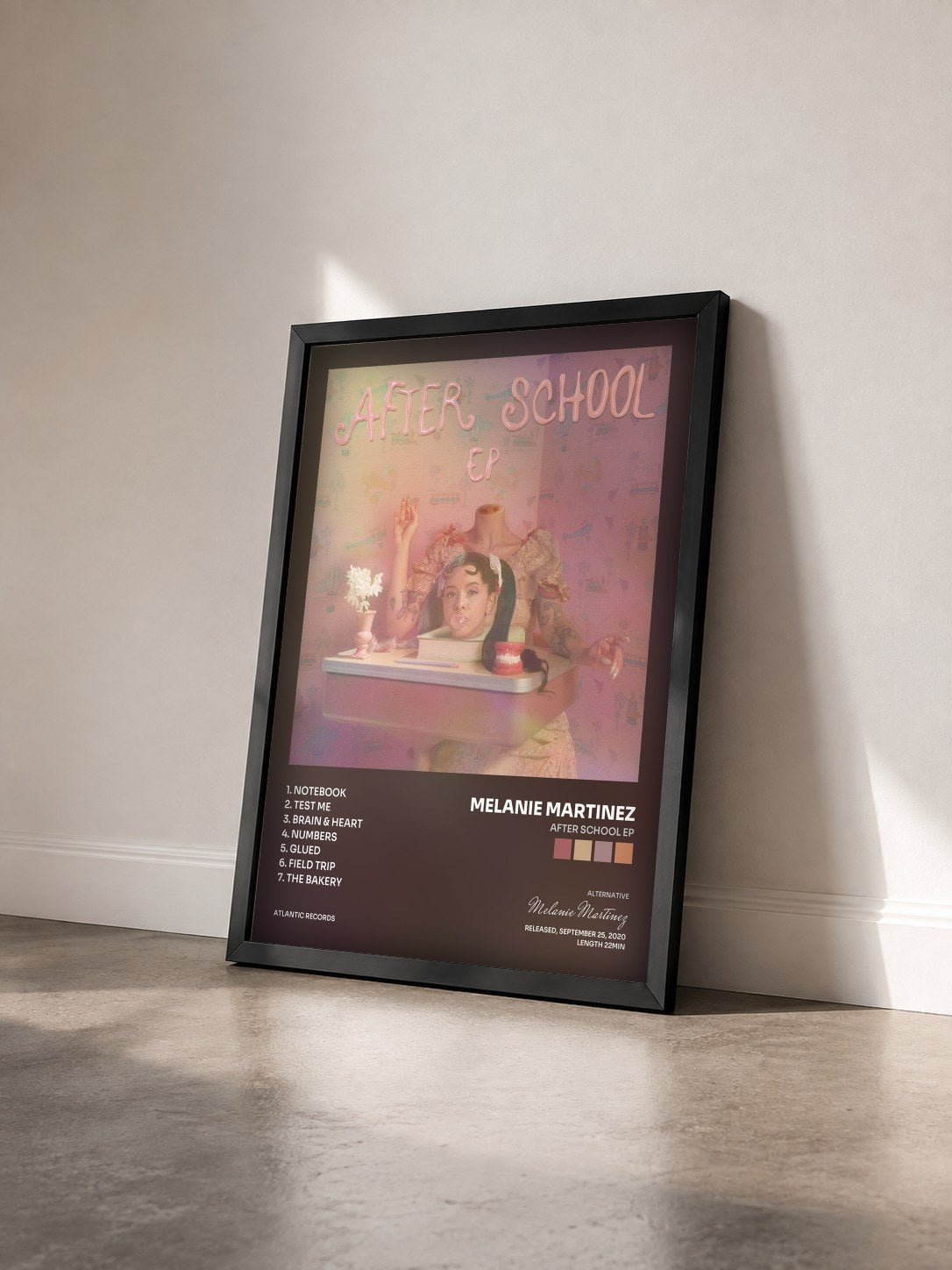 #noir Tableau de l'album After School EP de Melanie Martinez vu de trois quarts, cadre noir