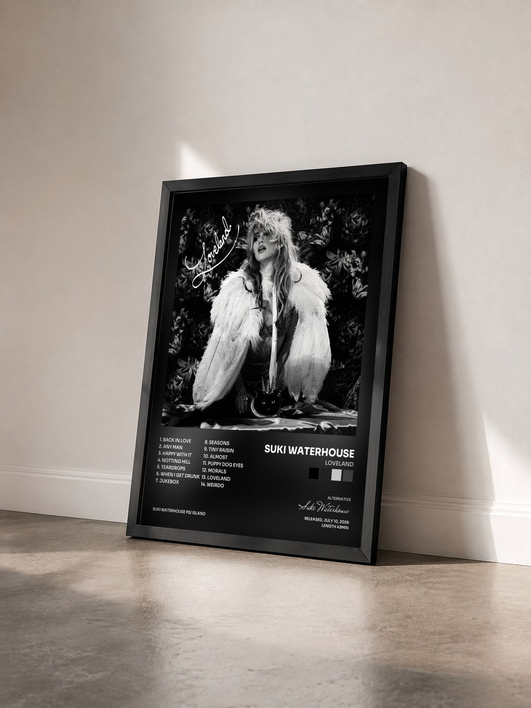 #noir Tableau de l'album Loveland de Suki Waterhouse vu de trois quarts, cadre noir
