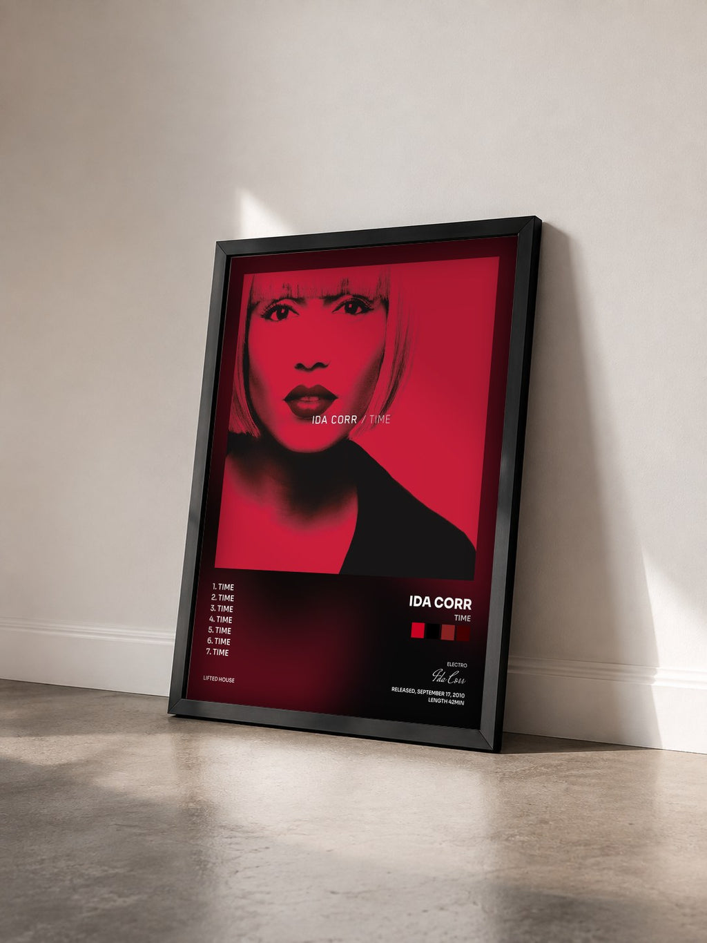 #noir Tableau de l'album Time de Ida Corr vu de trois quarts, cadre noir