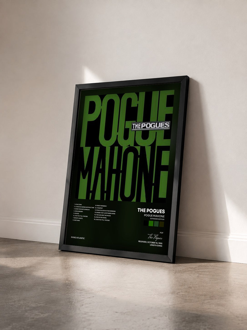 #noir Tableau de l'album Pogue Mahone (Expanded Edition) de The Pogues vu de trois quarts, cadre noir