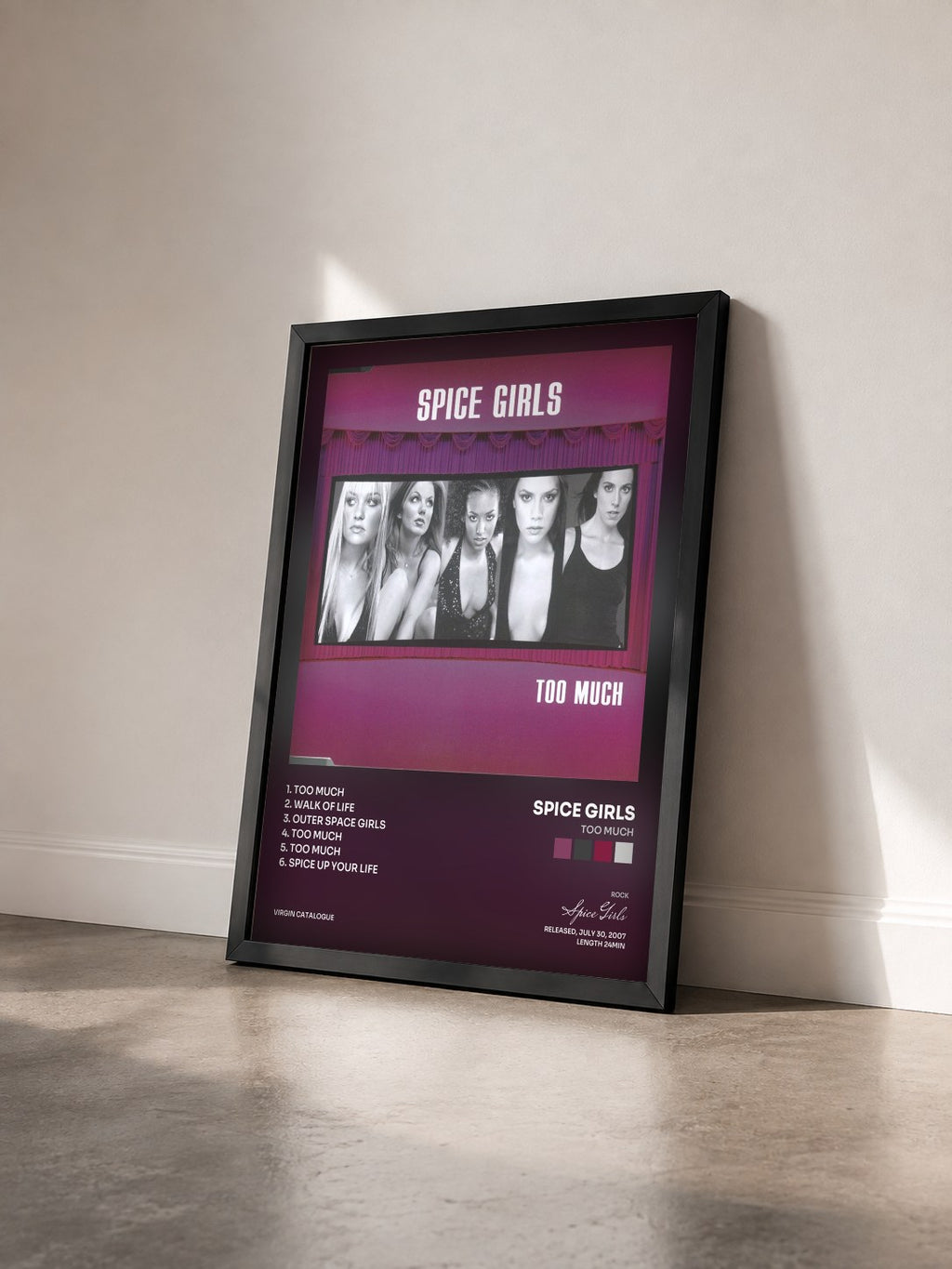 #noir Tableau de l'album Too Much de Spice Girls vu de trois quarts, cadre noir