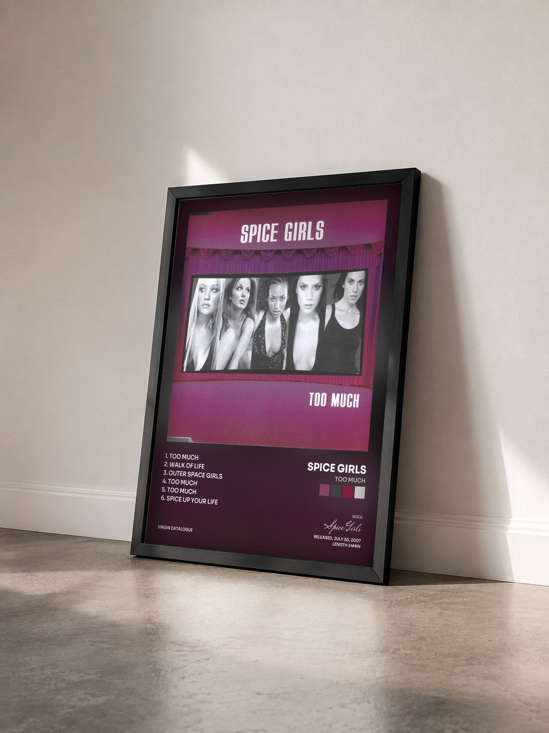 #noir Tableau de l'album Too Much de Spice Girls vu de trois quarts, cadre noir