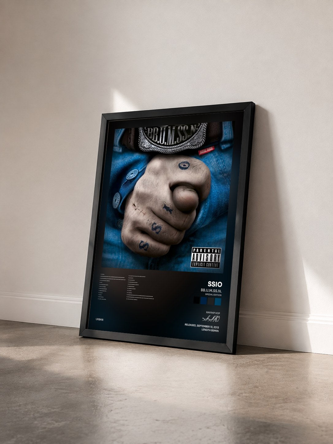 #noir Tableau de l'album BB.U.M.SS.N. (Spezial Edition) de SSIO vu de trois quarts, cadre noir
