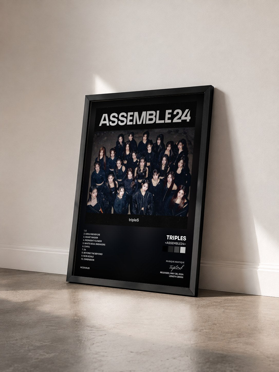 #noir Tableau de l'album <ASSEMBLE24> de tripleS vu de trois quarts, cadre noir