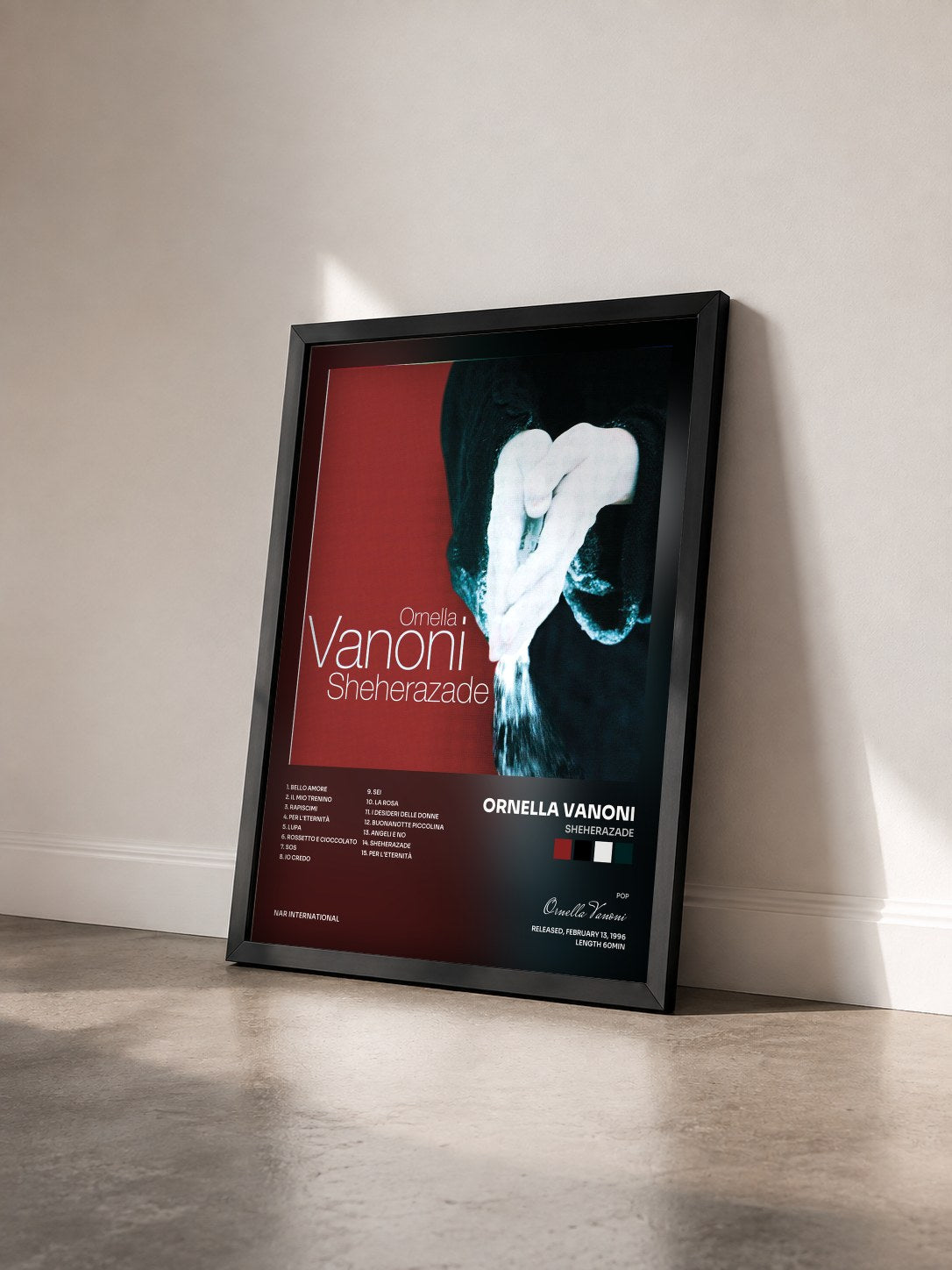 #noir Tableau de l'album Sheherazade de Ornella Vanoni vu de trois quarts, cadre noir