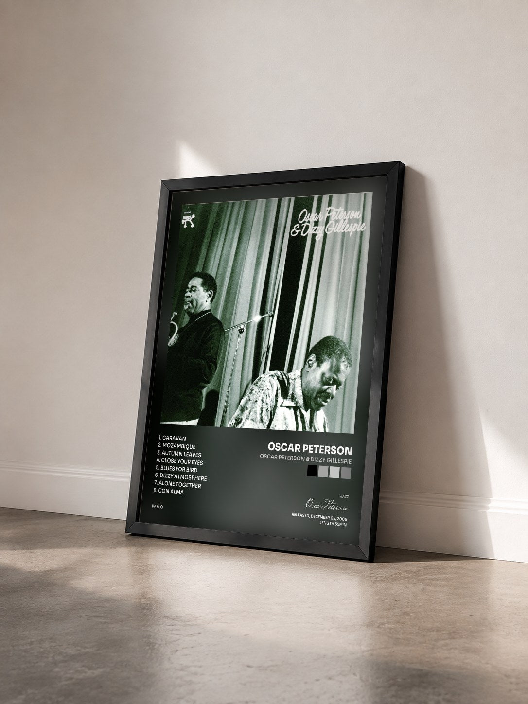 #noir Tableau de l'album Oscar Peterson & Dizzy Gillespie de Oscar Peterson vu de trois quarts, cadre noir