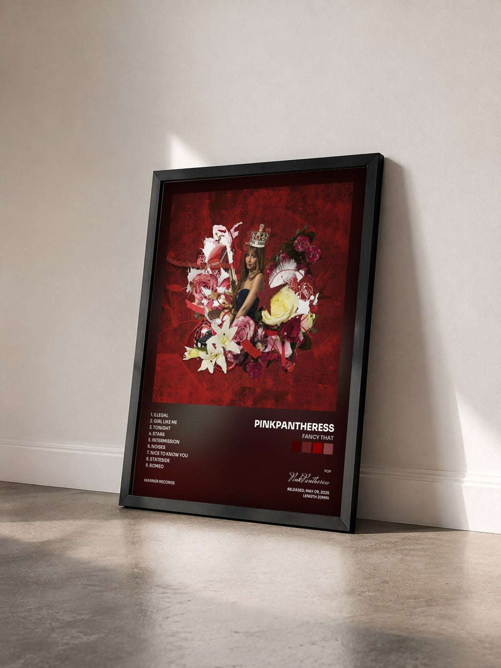 #noir Tableau de l'album Fancy That de PinkPantheress vu de trois quarts, cadre noir