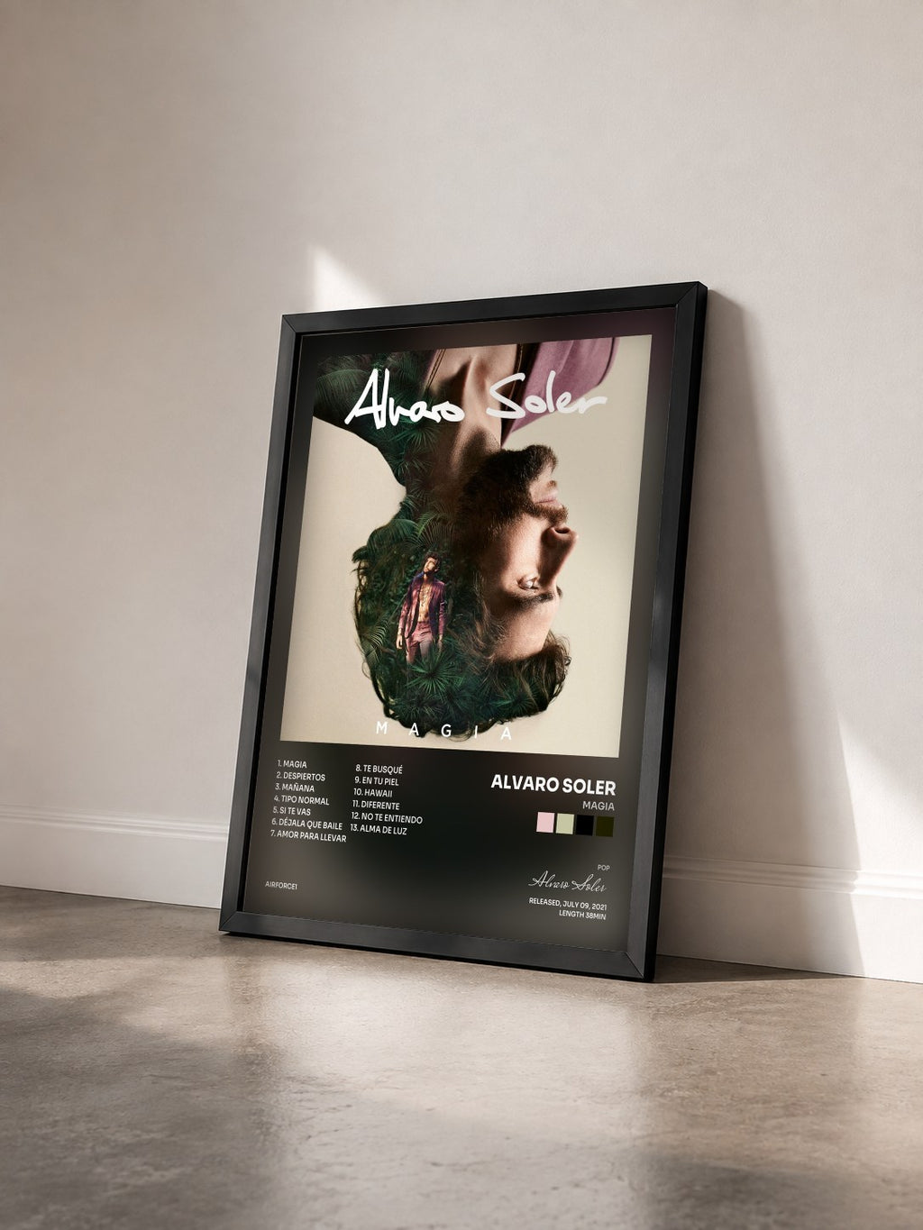 #noir Tableau de l'album Magia de Alvaro Soler vu de trois quarts, cadre noir