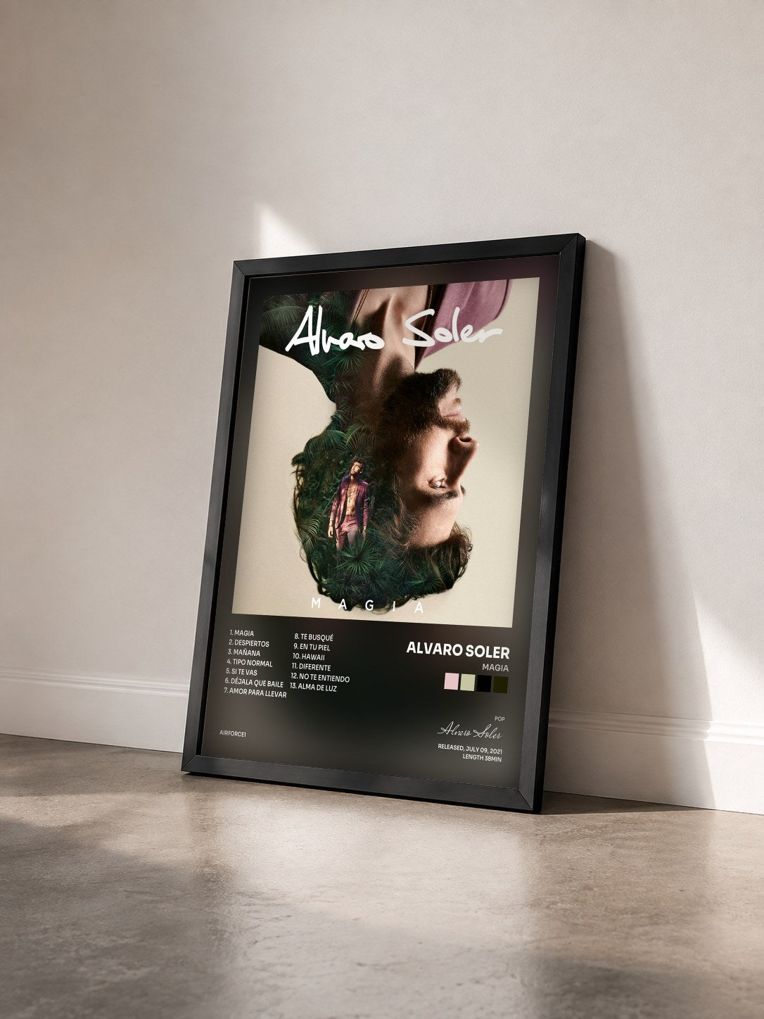 #noir Tableau de l'album Magia de Alvaro Soler vu de trois quarts, cadre noir