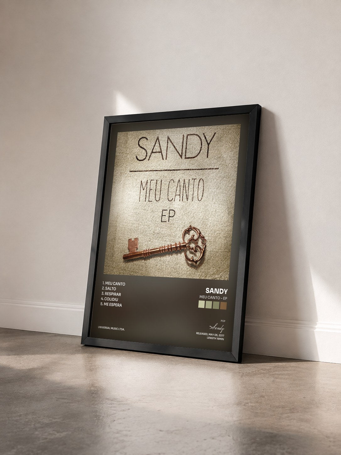 #noir Tableau de l'album Meu Canto - EP de Sandy vu de trois quarts, cadre noir