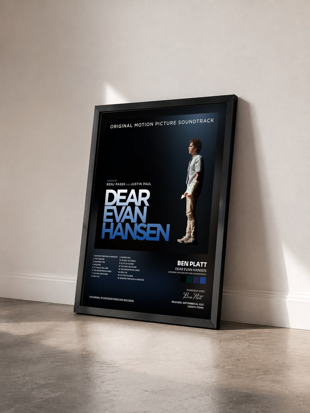 #noir Tableau de l'album Dear Evan Hansen (Original Motion Picture Soundtrack) de Ben Platt vu de trois quarts, cadre noir