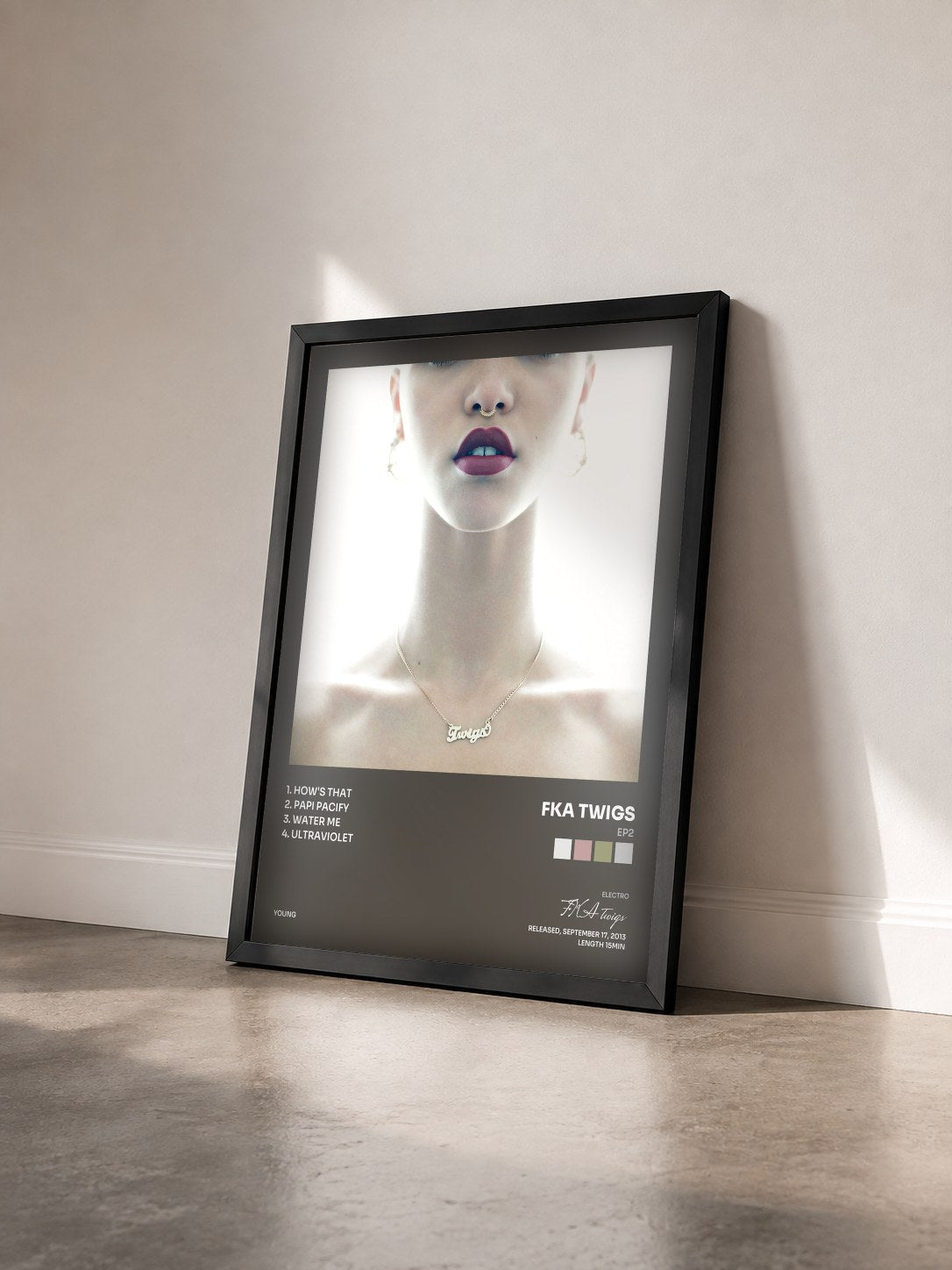 #noir Tableau de l'album EP2 de FKA twigs vu de trois quarts, cadre noir