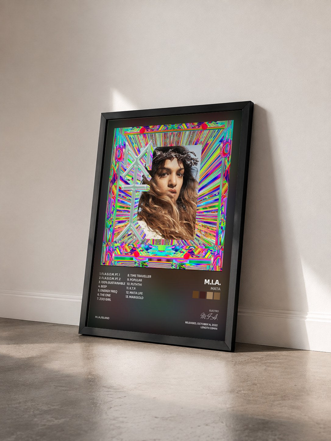 #noir Tableau de l'album MATA de M.I.A. vu de trois quarts, cadre noir