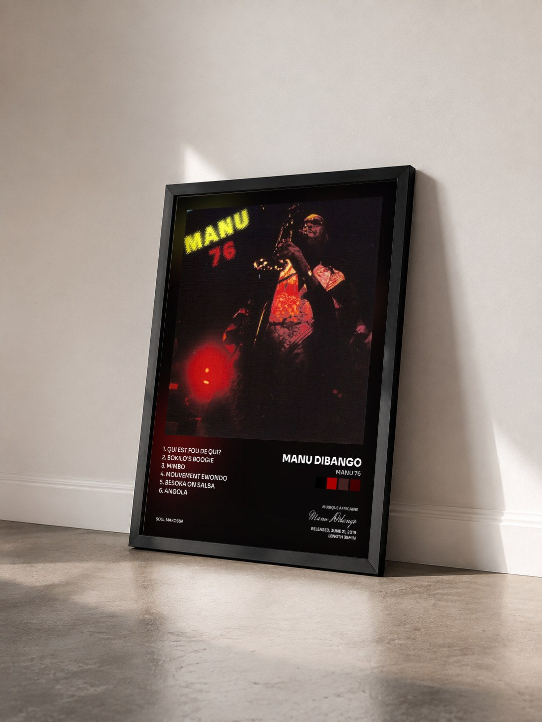#noir Tableau de l'album Manu 76 de Manu Dibango vu de trois quarts, cadre noir