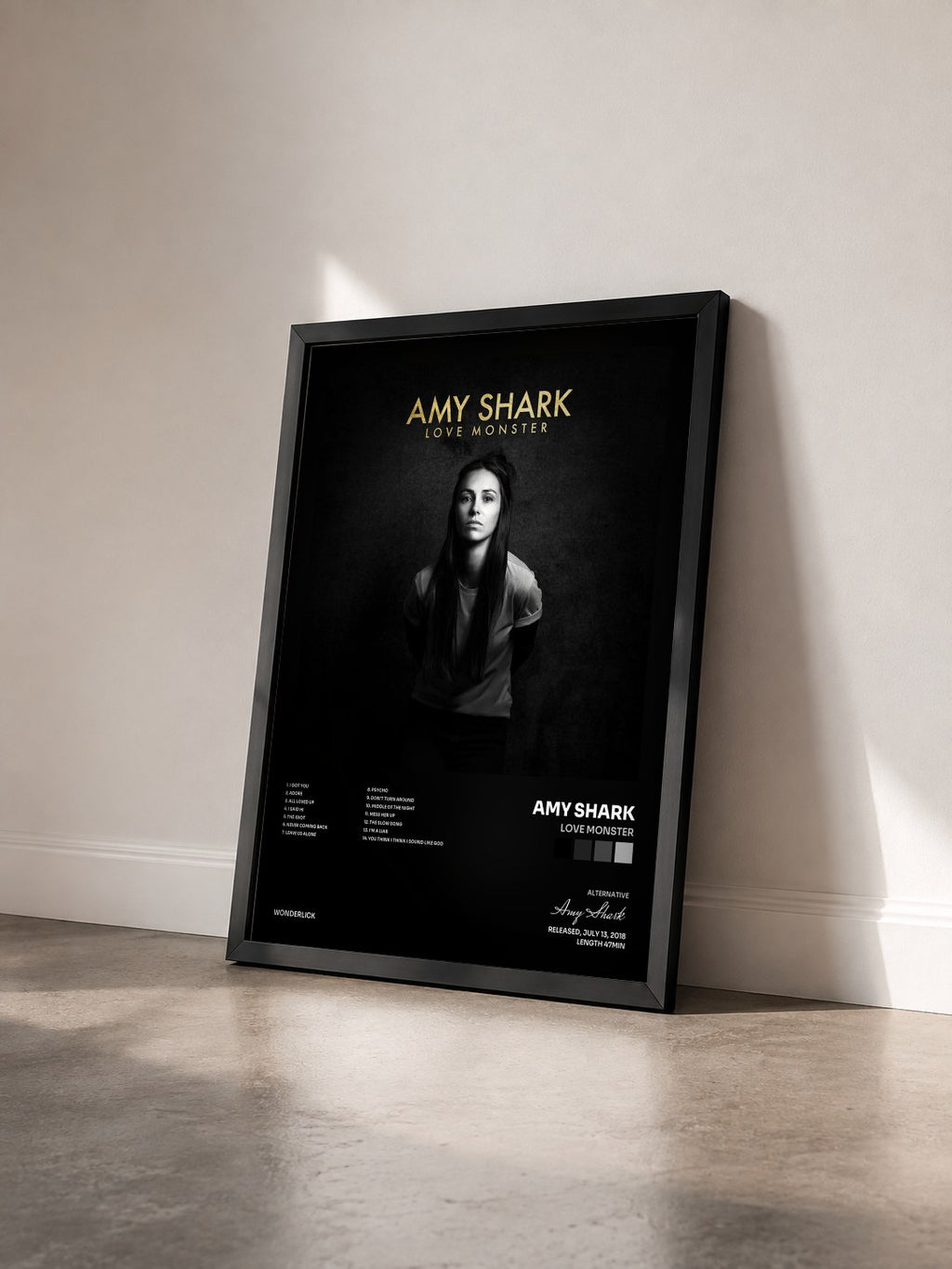 #noir Tableau de l'album Love Monster de Amy Shark vu de trois quarts, cadre noir