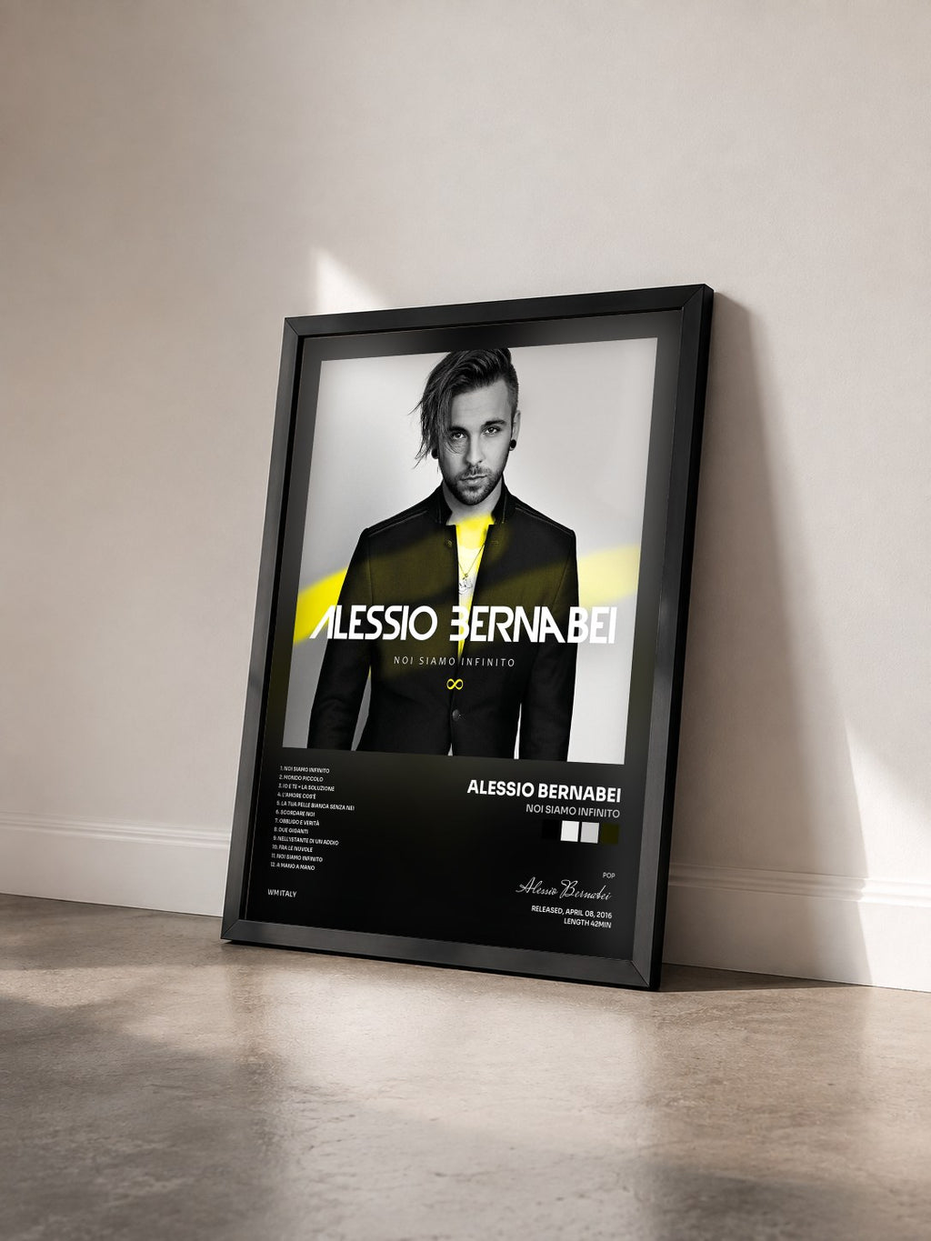 #noir Tableau de l'album Noi siamo infinito de Alessio Bernabei vu de trois quarts, cadre noir