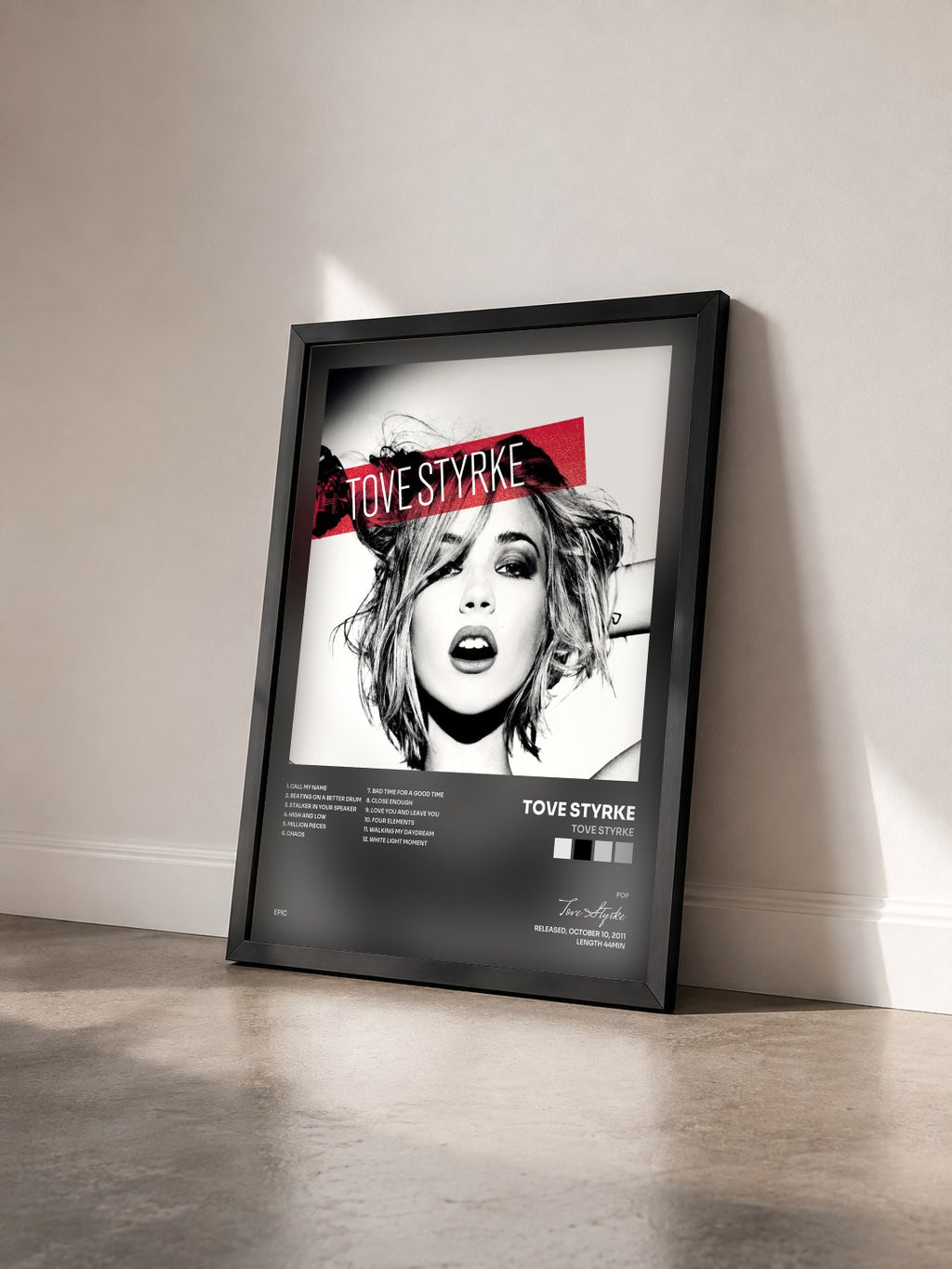 #noir Tableau de l'album Tove Styrke de Tove Styrke vu de trois quarts, cadre noir