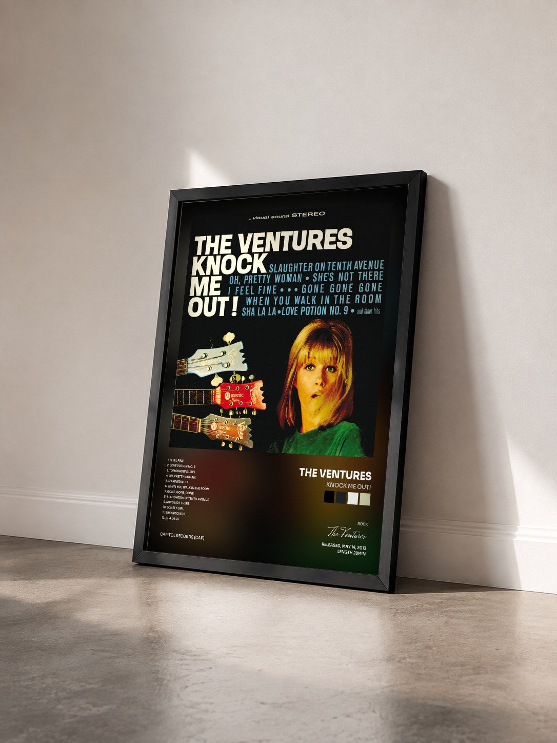#noir Tableau de l'album Knock Me Out! de The Ventures vu de trois quarts, cadre noir
