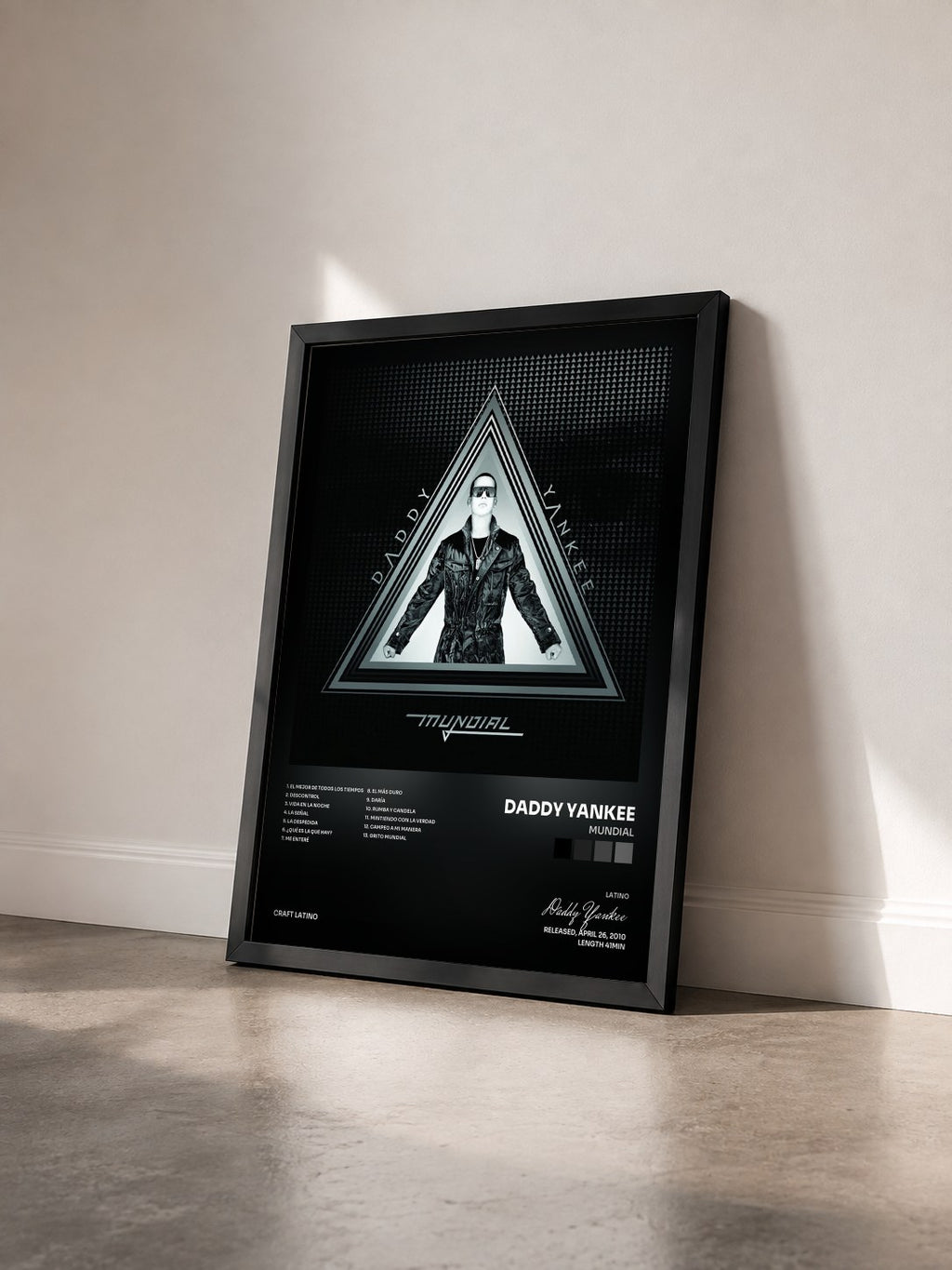 #noir Tableau de l'album Mundial de Daddy Yankee vu de trois quarts, cadre noir
