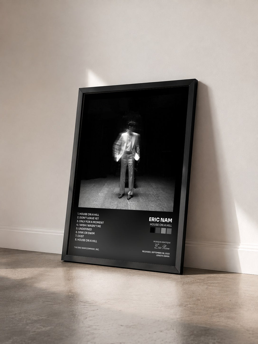 #noir Tableau de l'album House on a Hill de Eric Nam vu de trois quarts, cadre noir