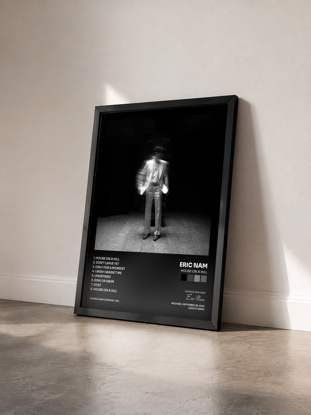 #noir Tableau de l'album House on a Hill de Eric Nam vu de trois quarts, cadre noir