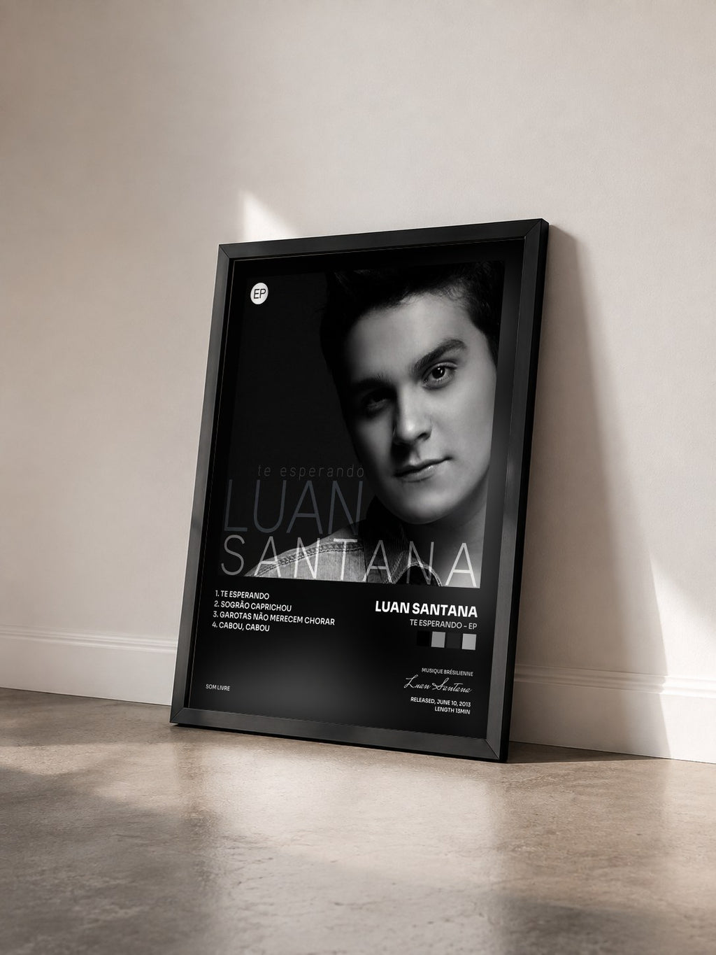 #noir Tableau de l'album Te Esperando - EP de Luan Santana vu de trois quarts, cadre noir