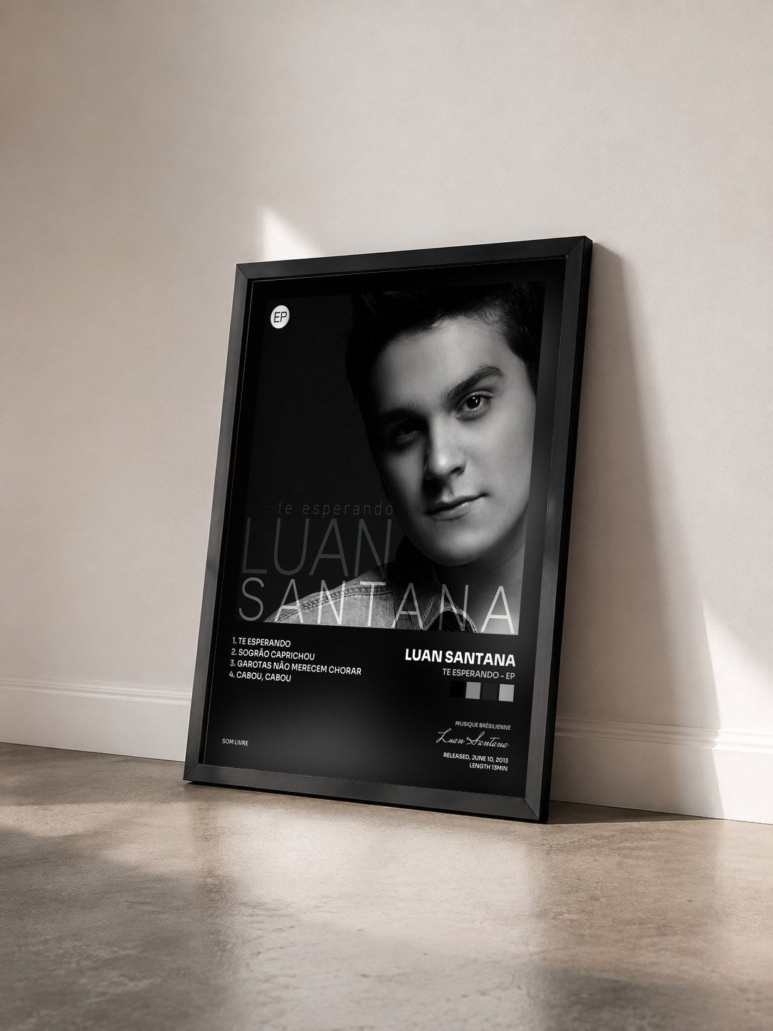 #noir Tableau de l'album Te Esperando - EP de Luan Santana vu de trois quarts, cadre noir