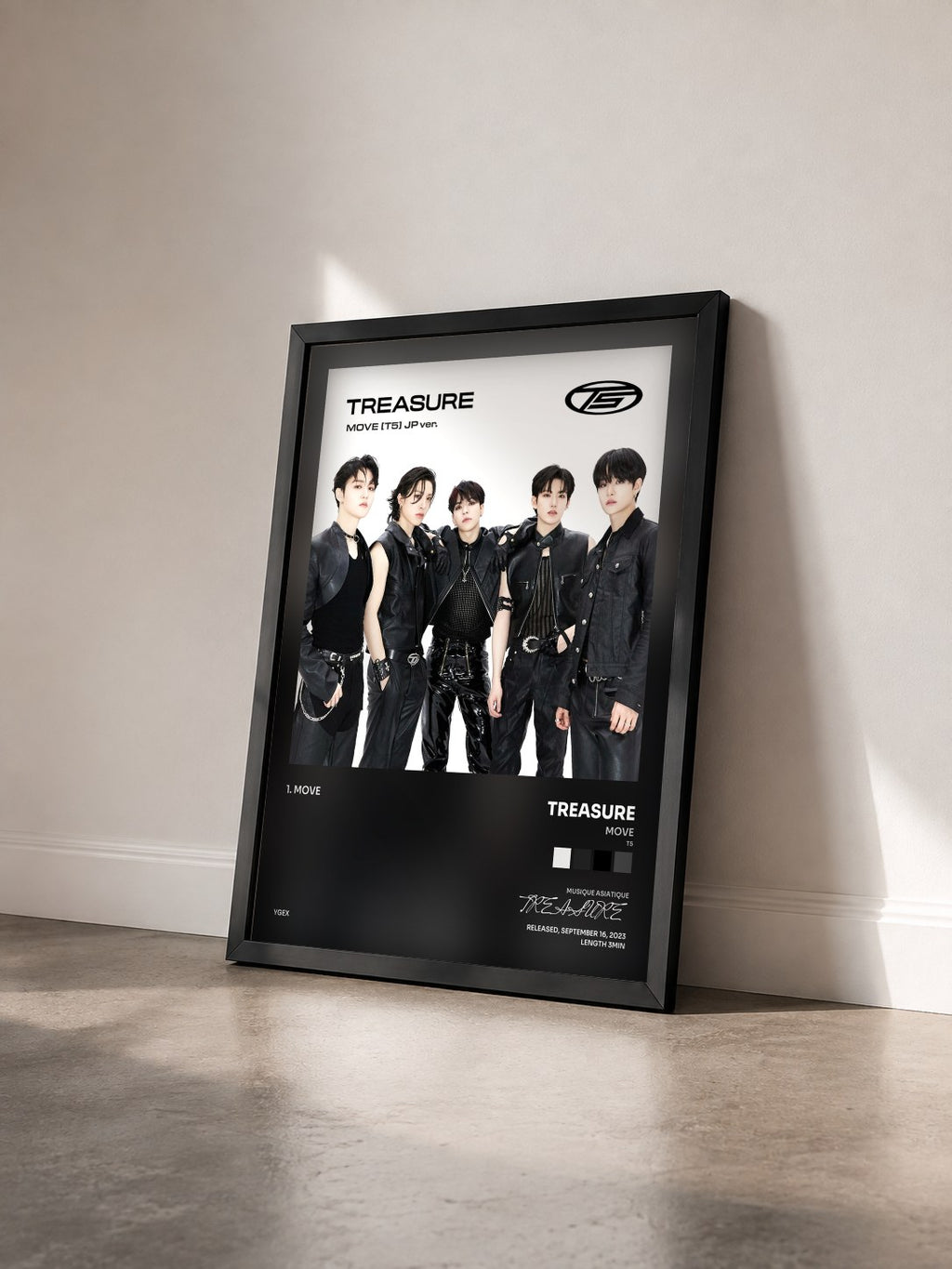 #noir Tableau de l'album MOVE (T5) -JP ver.- de TREASURE vu de trois quarts, cadre noir