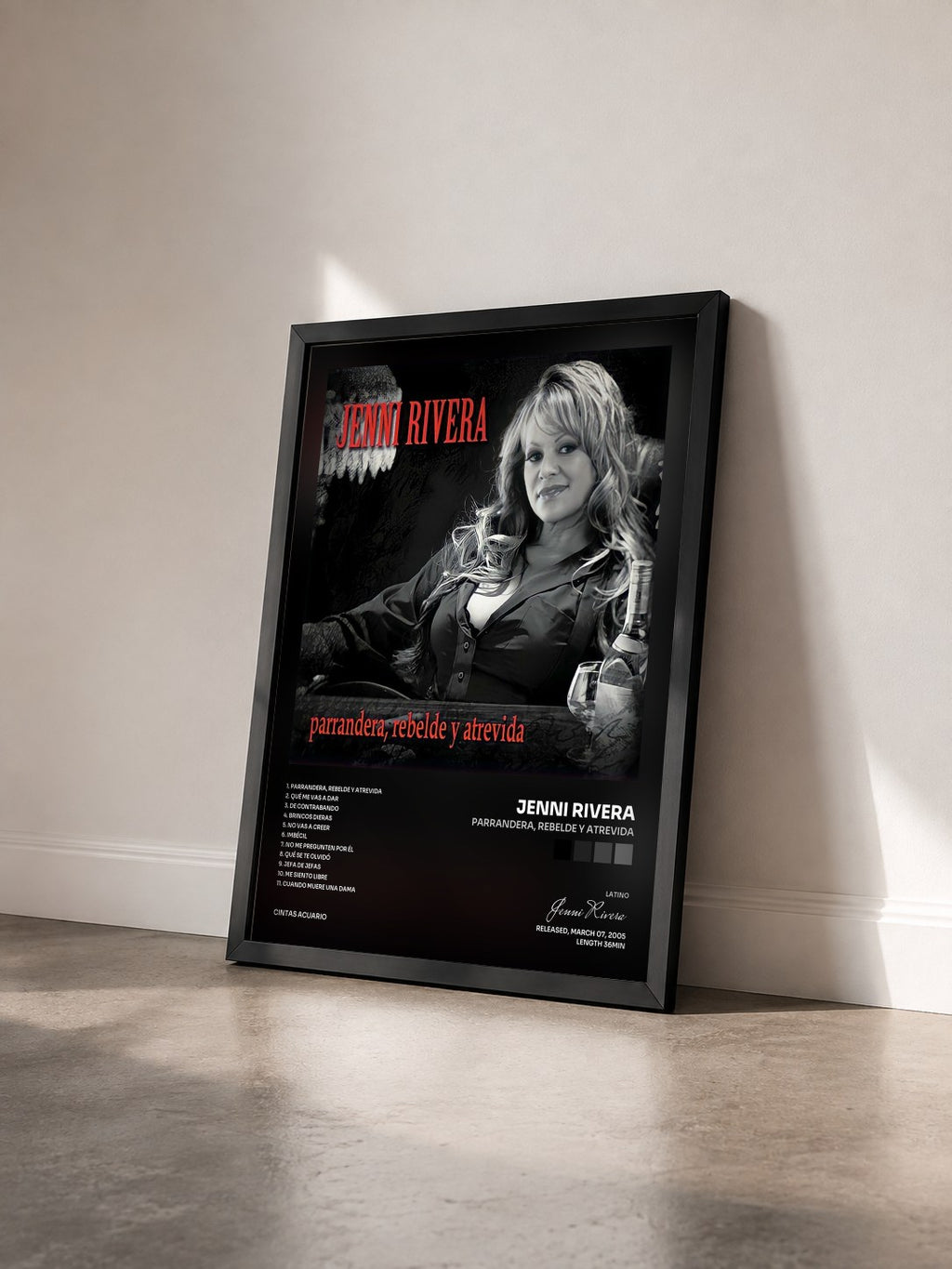 #noir Tableau de l'album Parrandera, Rebelde y Atrevida de Jenni Rivera vu de trois quarts, cadre noir