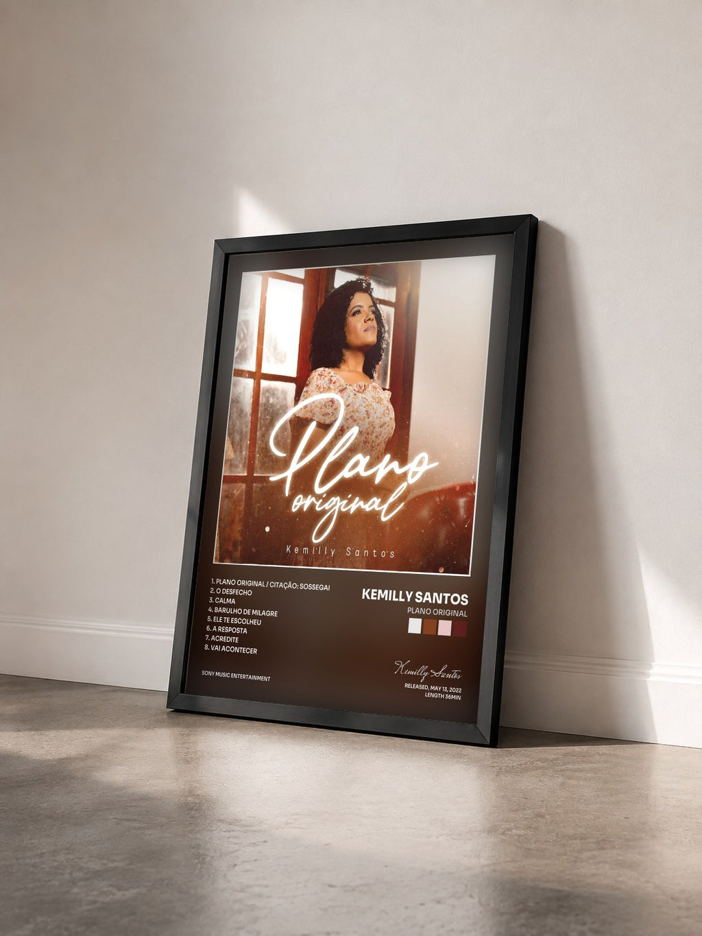 #noir Tableau de l'album Plano Original de Kemilly Santos vu de trois quarts, cadre noir