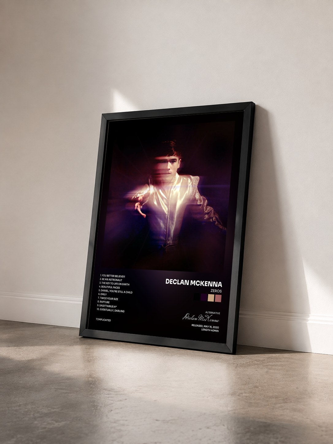 #noir Tableau de l'album Zeros de Declan McKenna vu de trois quarts, cadre noir