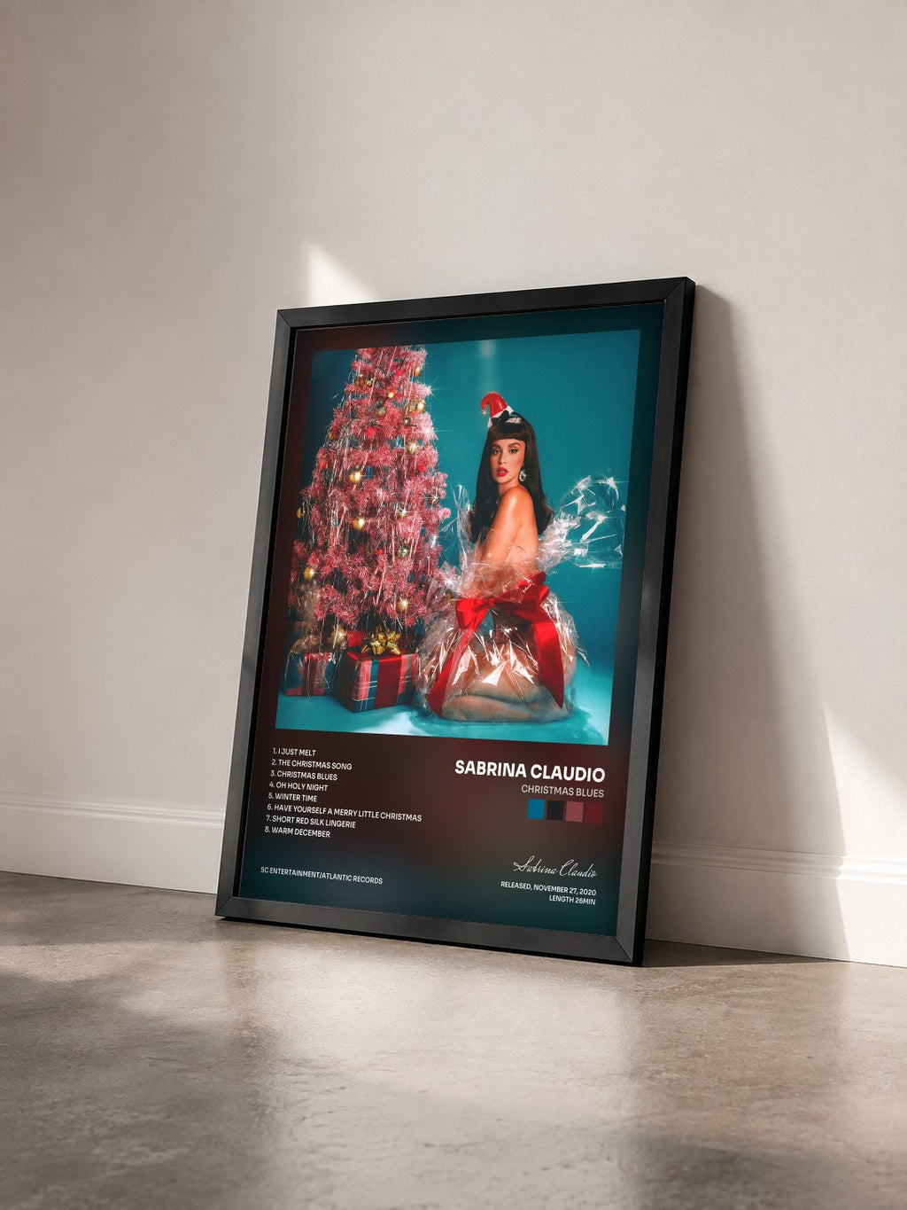 #noir Tableau de l'album Christmas Blues de Sabrina Claudio vu de trois quarts, cadre noir
