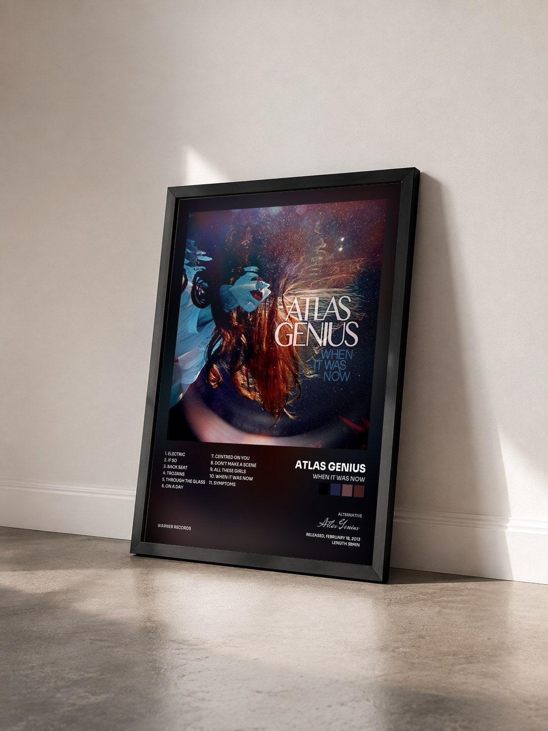 #noir Tableau de l'album When It Was Now de Atlas Genius vu de trois quarts, cadre noir