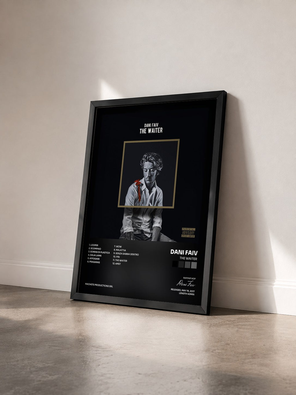 #noir Tableau de l'album The Waiter de Dani Faiv vu de trois quarts, cadre noir