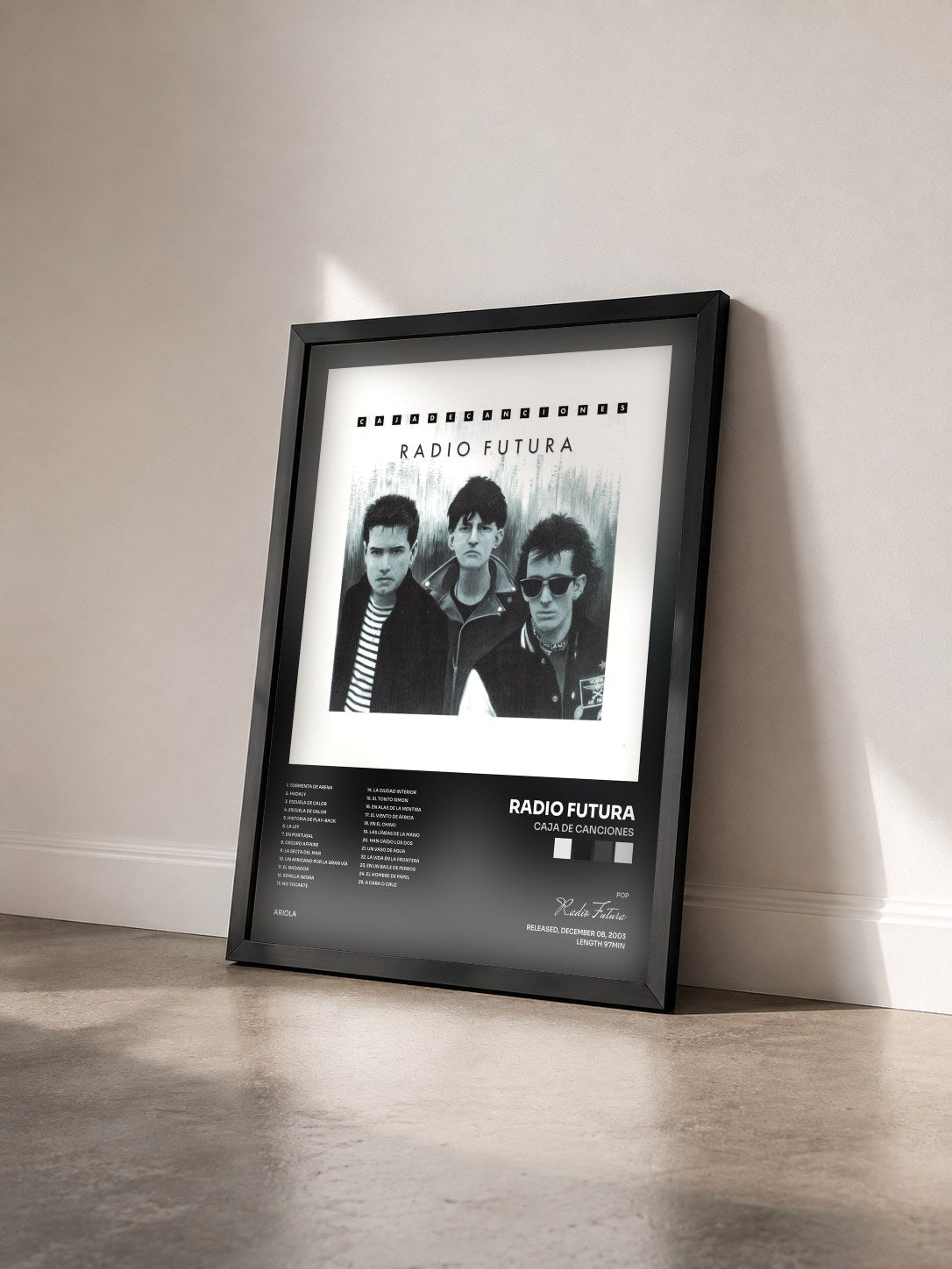 #noir Tableau de l'album Caja de Canciones de Radio Futura vu de trois quarts, cadre noir