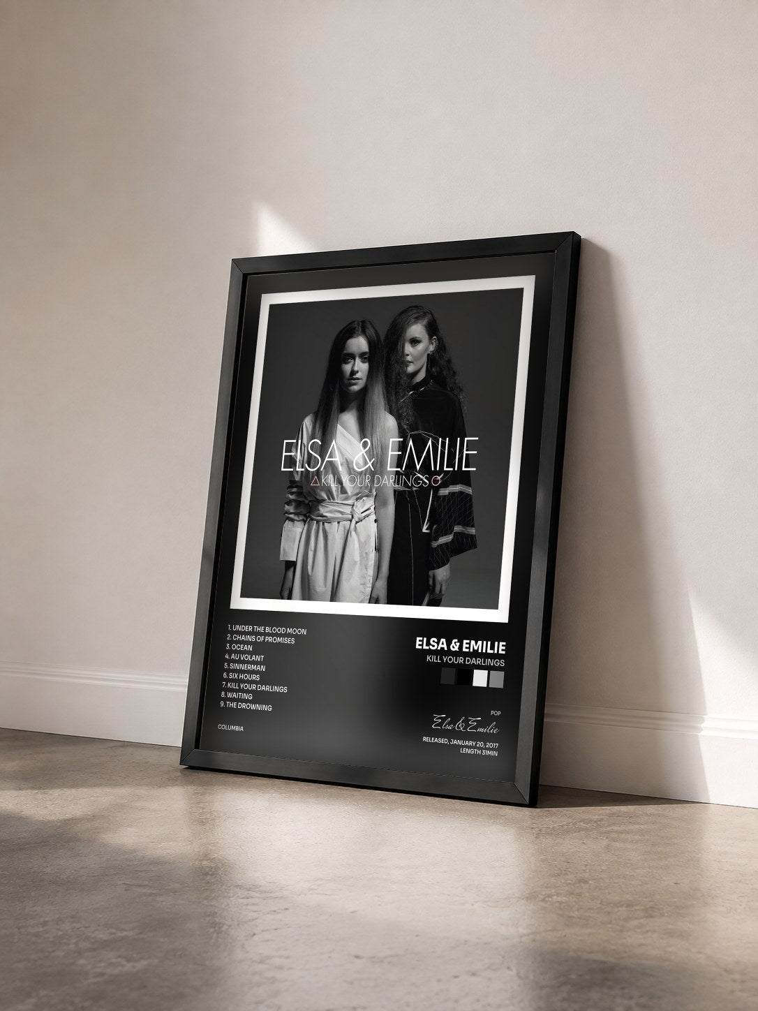 #noir Tableau de l'album Kill Your Darlings de Elsa & Emilie vu de trois quarts, cadre noir