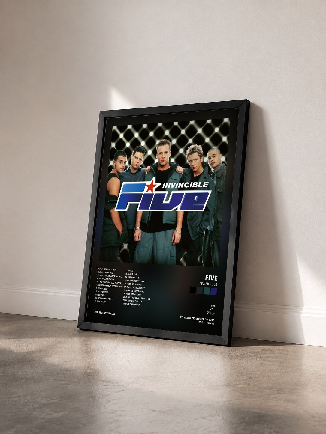 #noir Tableau de l'album Invincible de Five vu de trois quarts, cadre noir