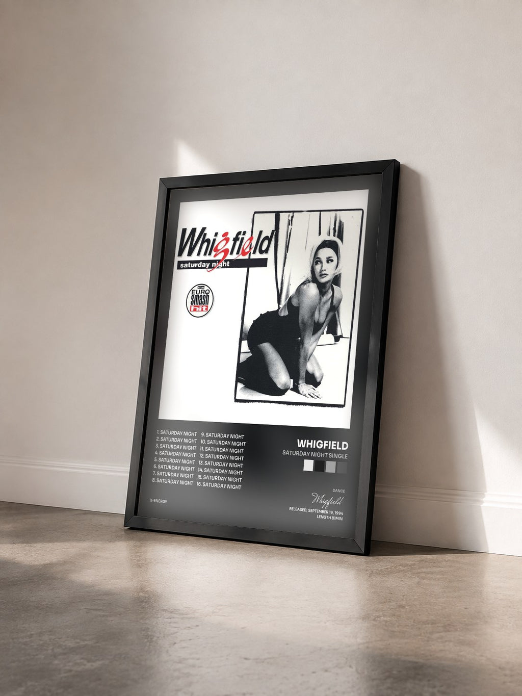 #noir Tableau de l'album Saturday Night Single de Whigfield vu de trois quarts, cadre noir