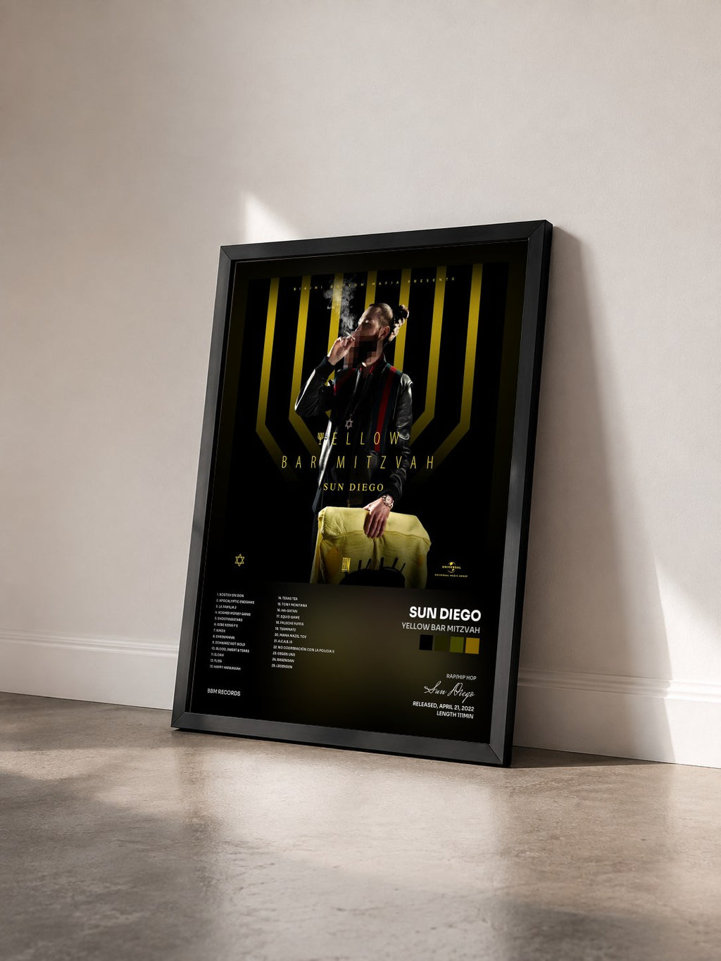 #noir Tableau de l'album Yellow Bar Mitzvah de Sun Diego vu de trois quarts, cadre noir